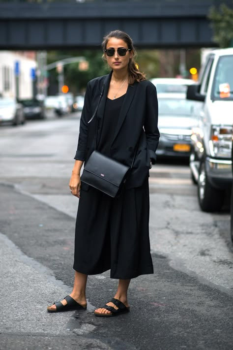 Minimal Stil, Minimalism Fashion, Minimalist Moda, Beanie Outfit, Style Parisienne, Cooler Style, Leandra Medine, Minimal Street Style, Giovanna Battaglia