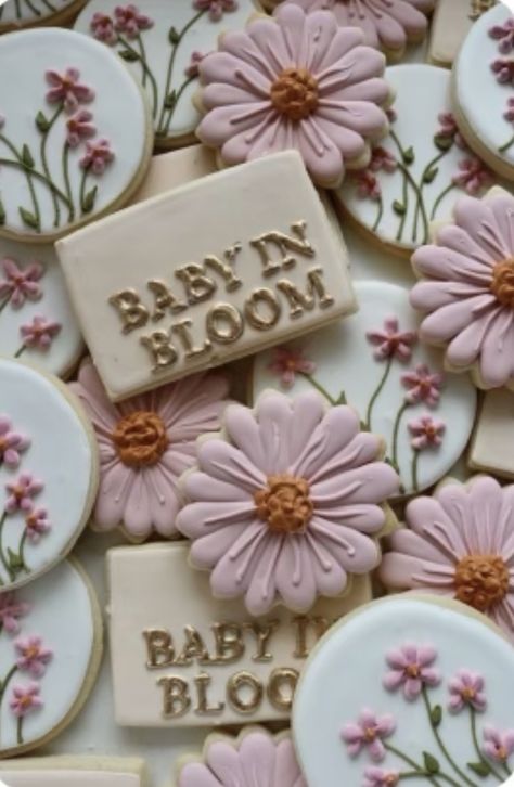 Baby In Bloom Shower Ideas Food, Baby In Bloom Cookies, Daisy Cookies, Spring Baby Shower Themes, Baby Lunch, Daisy Baby Shower, Girl Shower Themes, Baby Shower Theme Decorations, Garden Baby Showers