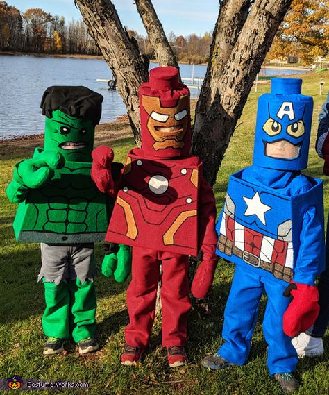 Racquel: My 3 little boys are wearing these Lego Avengers Costumes that are 100% homemade to look like their favorite Lego Toys. Lego Hulk is 4 years old, Lego Iron Man... Lego Man Costumes, Hulk Halloween Costume, Lego Hulk, Homemade Costumes For Kids, Diy Costumes Kids Boys, Lego Superheroes, Lego Men, Recycled Costumes, Lego Avengers