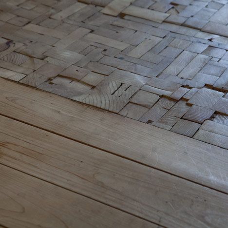 Japanese studio 403architecture laid the patchwork floor of this bedroom using timber stripped from the ceiling. Interesting Flooring, End Grain Flooring, Decoration Beton, Into The Wood, Floor Ceiling, Wooden Floor, Materials And Textures, Interior Floor, Cool Ideas