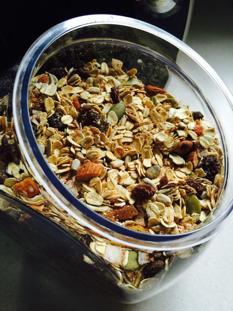 Muesli Recipe Breakfast, Muesli Recipe, Homemade Muesli, Healthy Kitchen, Food Test, Homemade Granola, Toast Recipes, Healthy Homemade, On The Run