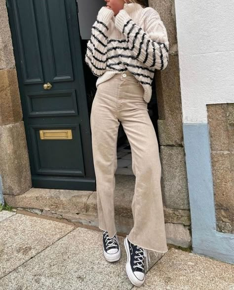 Beige Jeans Outfit Winter, Beige Jeans Outfit, Wide Leg Jean Outfits, Beige Pants Outfit, Khaki Pants Outfit, Jean Beige, Flare Jeans Outfit, Wide Leg Jeans Outfit, Wide Leg Pants Outfit