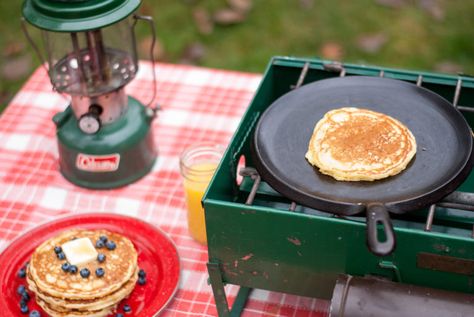 Although there are a variety of decent pancake mixes available, nothing tastes as good as buttermilk pancakes built from scratch. Glamping Recipes, Homemade Buttermilk Pancakes, Banana Blueberry Pancakes, Campfire Grill, Camping Breakfast, Easy Camping Meals, Homemade Buttermilk, Decoration House, Camping Holiday