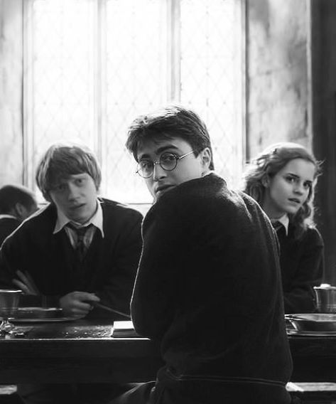 Black And White Movie Scenes, Messenger Messages, Halloween Ios, School App, Black And White Movie, Banking App, Iphone Aesthetic, Harry Potter, Black And White