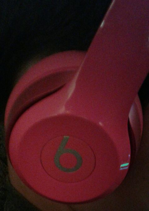 Beats pink headphone Pink Beats Headphones Aesthetic, Beets Headphones, Beats Aesthetic, Beats Headphones Aesthetic, Beats Solo 3, Headphones Aesthetic, Pink Headphones, Luxury Birthday Gifts, Ipad Essentials