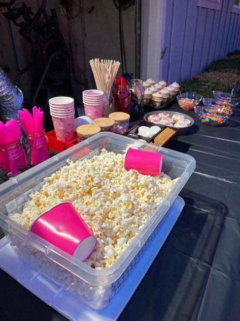 Sleepover Popcorn Bar, Cute Bday Party Themes, Movie Birthday Party Games, Movie Night On Trampoline, What To Do At Parties, Birthday Soiree Ideas, 17 Birthday Activities, Sleepover Ideas Set Up, Sleepover Kids Party