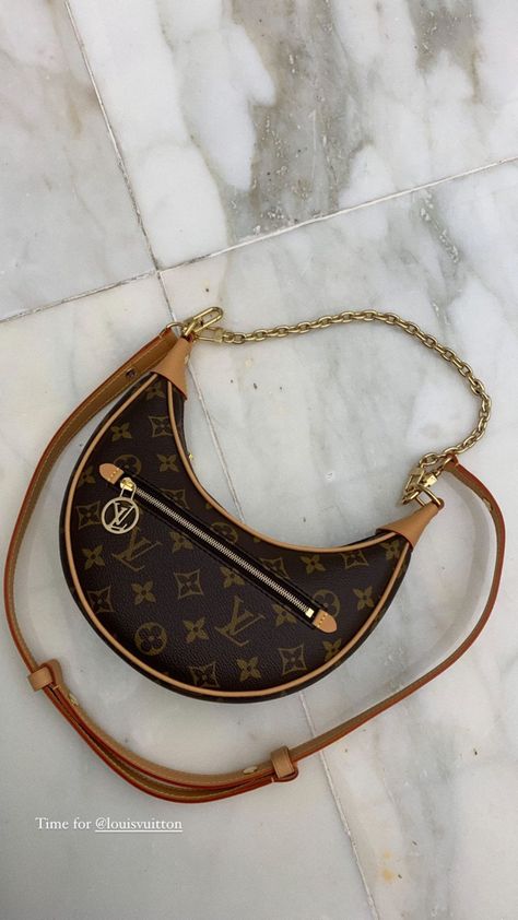 Luis Vuitton Bag For Girl, Lv Loop Bag, Louis Vuitton Loop Bag, Strap Outfit, Luis Viton, Types Of Purses, Dream Bags, Luxury Bags Collection, Aesthetic Bags