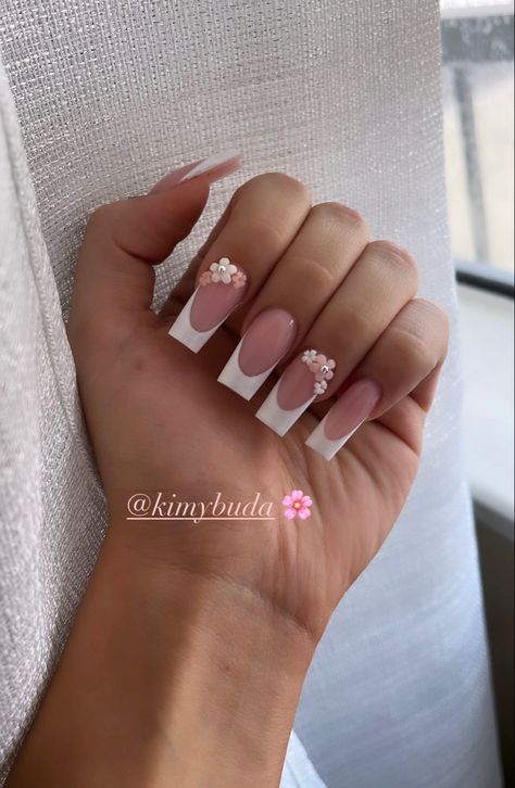 Medium Length Cute Nails Acrylic, Nails Inspiration Graduation, Smeduiem Nails, Class Of 24 Nails, Cute Nail Sets Medium, Nails With Small Flowers, Short Acrylic Nails Flowers, Acrylic Nails Back To School, White French Tip Flower Nails