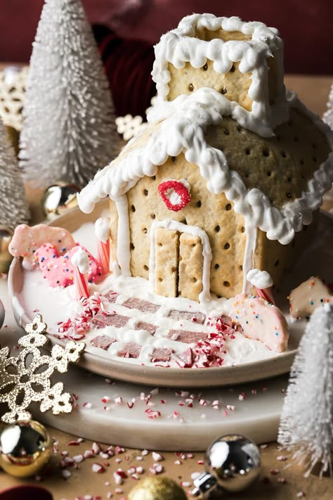 Pop Tart Gingerbread House - Baran Bakery Poptart Houses, Poptart Gingerbread House Ideas, Poptart Gingerbread House, Pop Tart House, Poptart Gingerbread Houses, Pop Tart Gingerbread House, Chocolate Pop Tarts, Christmas Smoothies, Frosted Animal Crackers