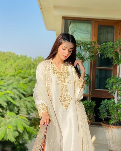 Salwar Suit Poses, Zainab Shabir, Zainab Shabbir, Aena Khan, Suit Poses, Beautiful Pakistani Dresses, Friend Poses Photography, Poses Photography, Selfie Ideas Instagram