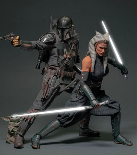 Star Wars Poses, Bo Katan With Darksaber, Dark Saber Mandalorian, Mandalorian Black Saber, Hot Toys Mandalorian, Star Wars Action Figures Photography, Grey Jedi, Ashoka Tano, Sci Fi Films