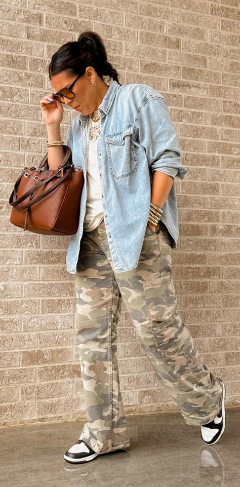 Camo Joggers Outfit Women Fall, Field Trip Mom Outfit, Women Camo Pants Outfit, Camo Joggers Outfit Women, Plus Size Camo Pants Outfits, Camo Joggers Outfit, Style Camo Pants, Joggers Outfit Women, Camo Pants Outfit