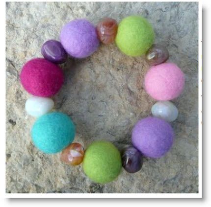 How to Make Felt Beads and Simple Jewelry – Felting Felted Bracelets, Projects With Felt, Felt Ball Crafts, Felt Bracelet, Felt Jewellery, Felt Ball Rug, Felted Jewelry, Felt Necklace, Felt Beads