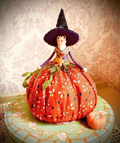 Pin Cushion Pumpkin, Pumpkin Pin Cushion Pattern, Halloween Pin Cushion, Pumpkin Head Doll, Decorative Pins For Pincushions, Diy Pin Cushion, Pin Cushions Patterns, Pumpkin Witch, Witch Doll