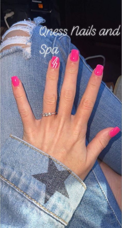 Acrylic Nails For Country Concert, Summer Concert Nails Ideas, Hot Pink Country Nails, Simple Punchy Nails, Cute Nails For Concerts, Hot Pink Country Outfit, Simple Concert Nails, Pink Western Nails Acrylic, Pink Western Nail Ideas