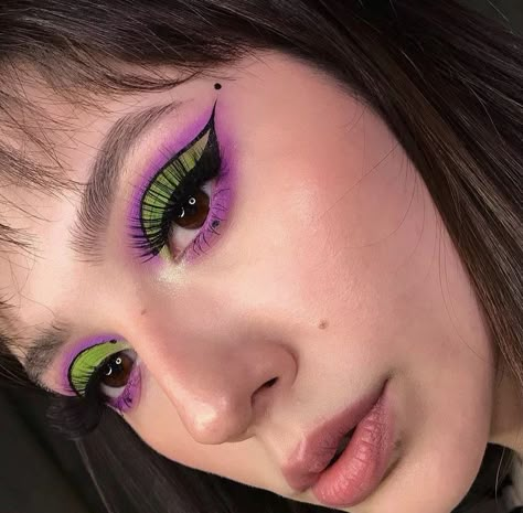 Purple And Green Eyeshadow Looks, Purple And Green Makeup Looks, Purple And Green Eyeshadow, Purple And Green Makeup, Green And Purple Makeup, Feminist Makeup, Makeup Themes, Eye Makeup Looks, Makeup Accesories