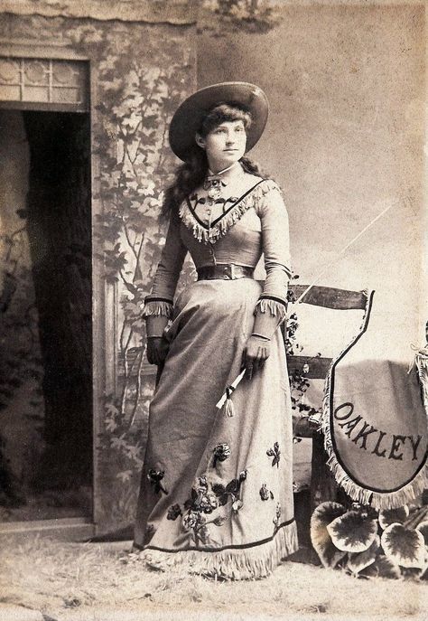 Old West Photos, Wild West Show, Western Photo, Annie Oakley, Wilde Westen, Into The West, American Frontier, Cowboy Girl, Buffalo Bill