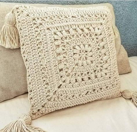 Crochet Cushion Covers, Crochet Pillow Patterns Free, Crochet Pillow Cases, Crochet Cushion Pattern, Beau Crochet, Cushion Cover Pattern, Crochet Pillow Cover, Crochet Cushion Cover, Confection Au Crochet