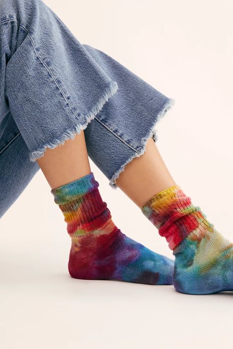 Hand Dyed Clothing, Socks Aesthetic, Natural Dye Fabric, Tie Dye Crafts, Tshirt Makeover, Trendy Socks, Tie Dye Socks, Tie Dye Fashion, How To Tie Dye