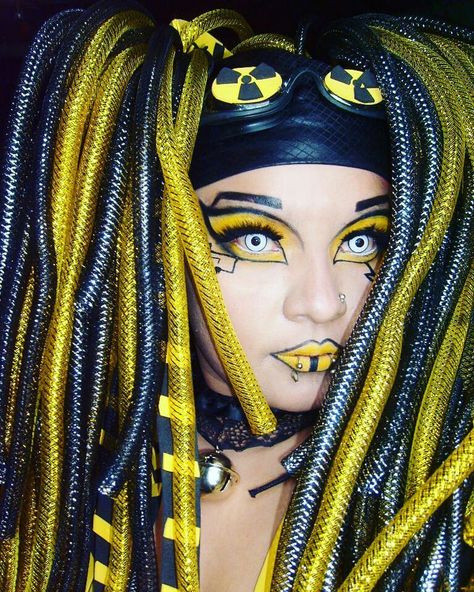 Cybergoth Fashion, Goth Pinup, Types Of Goth, Afro Goth, Cybergoth Style, Alternative Subcultures, Goth Stuff, Goth Outfit Ideas, Punk Makeup