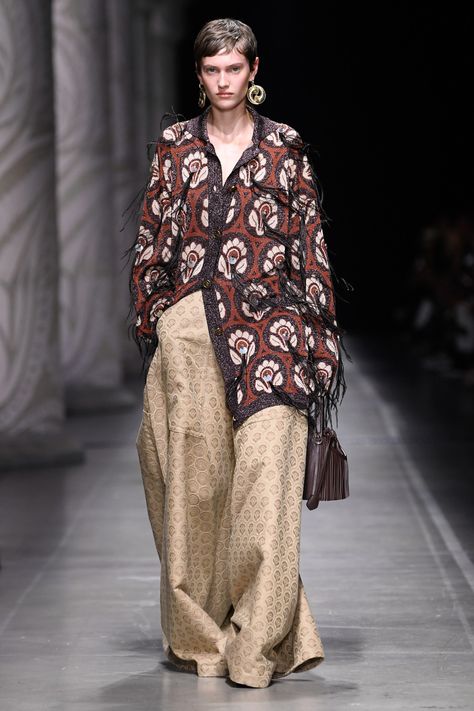 Etro RTW Spring 2024 [PHOTOS] – WWD Etro Runway, Summer 2024 Trends, Summer 2024 Fashion Trends, Runway 2024, Summer 2024 Fashion, October Fashion, Boho Brand, 2024 Fashion Trends, Womens Style