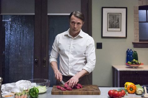 Amazing article about Mads Mikkelsen preparing food and doing the Benihana egg trick in Season 2 Episode 5. Hannibal Season 2, Hannibal Actor, Hannibal Episodes, Clarice Starling, Santa Clarita Diet, Hannibal Tv Series, Amazon Prime Shows, Bryan Fuller, Nbc Hannibal