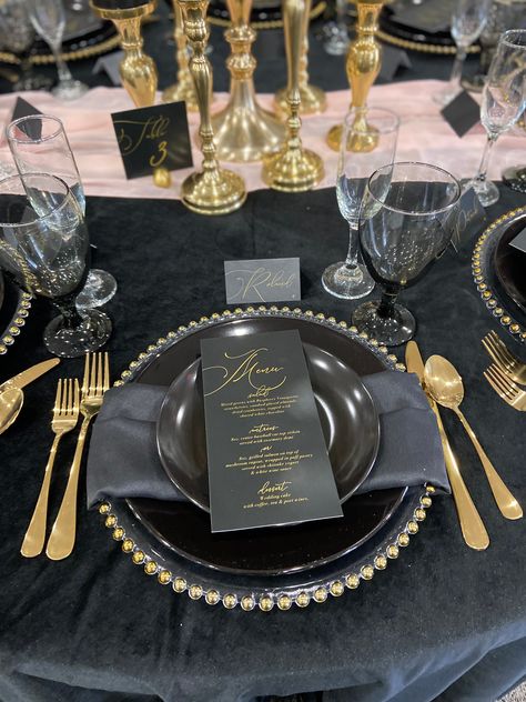 Back And Gold Party Decorations, Black Wedding Gold Accents, Black Gold And Silver Wedding Decor, Simple Black And Gold Centerpieces, Quince Black And Gold Theme, Wedding Black Centerpieces, Black Gold Silver Wedding Theme, Black Gold And Green Wedding Decor, Elegant Black And Gold Party