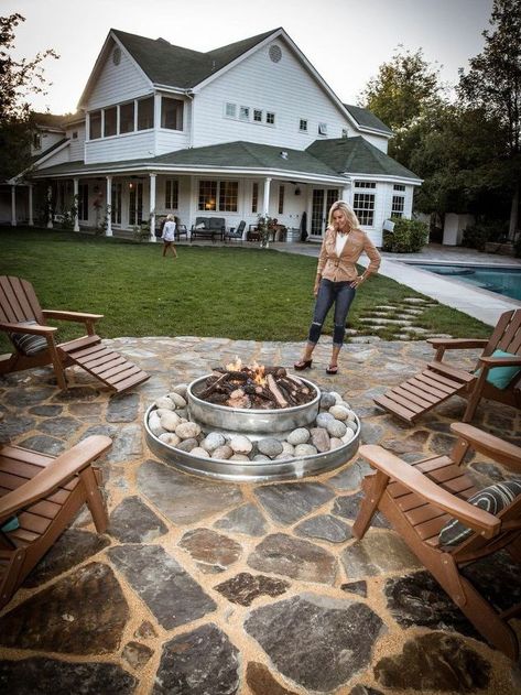 Fire Pit Plans, Backyard Seating Area, Outdoor Fire Pit Designs, Fire Pit Landscaping, Fire Pit Furniture, Stone Patio, Backyard Seating, Pergola Design, Fire Pit Area