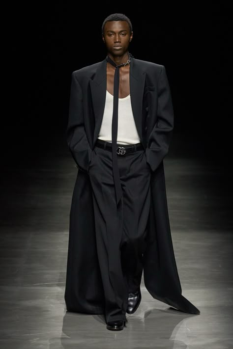 Gucci Fall 2024 Menswear https://www.vogue.com/fashion-shows/fall-2024-menswear/gucci/slideshow/collection#56 Gucci Menswear, Men Fashion Week, Gucci Runway, 2024 Menswear, Fit Reference, Men Fashion Show, Straight Jacket, Balenciaga Black, Menswear Fashion Show