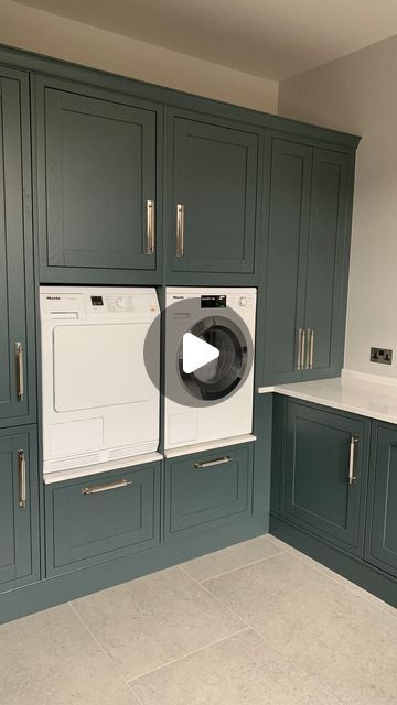 Kitchencraft Design Studio on Instagram: "Finishing off this incredible project, which comprises of the main kitchen, walk-in pantry, and breakfast pantry unit, is this spacious utility room.   One of the key features of this room is the raised washing machine and dryer, with a drawer for laundry baskets plus a pull out shelf under the appliances.   #kitchencraftdesignstudio #kitchencraftdanbury #kitchenshowroom #kitchencraft #danbury #chelmsford #kitchenstorage #kitchenideas #kitchensofinsta #siemens #croftsandassinder #kitchendesign #kitchenproject #danburykitchens #kitchenideas #kitcheninspo #familybusiness #siemensstudioline #localbusiness #silestone #quartz #utilityroom #utilityroomdecor #utilityroominspo" Laundry Room With Under Cabinet Basket, Utility And Kitchen Ideas, Raised Washing Machine Ideas, Utility Room With Pantry, Utility Corner Ideas, Corner Cupboard Utility Room, Utility Room Raised Washing Machine, U Shaped Utility Room, Utility And Pantry Room Ideas