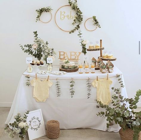 Gender Neutral Table Decorations, Baby Shower Simple Centerpieces, Baby Shower Home Decor Ideas, Baby Shower Minimalist Decor, Baby Shower Ideas Minimalist, Minimalistic Baby Shower Ideas, Simple Gender Neutral Baby Shower Ideas, Baby Shower Table Setting Ideas, Minimalist Baby Shower Decor