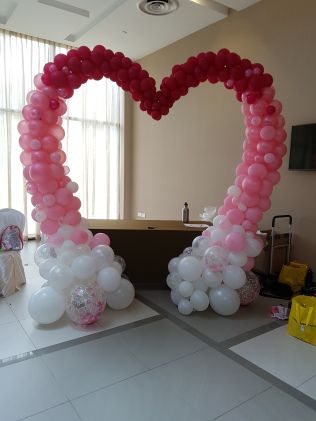 Lovely heart shaped balloon arch for weddings and events Valentines Balloons Decorations, Simple Balloon Decoration, Valentines Balloons Bouquet, Balloon Bouquet Diy, Deco Ballon, Balloon Tower, Valentines Balloons, Wedding Balloon Decorations, Diy Valentines Decorations