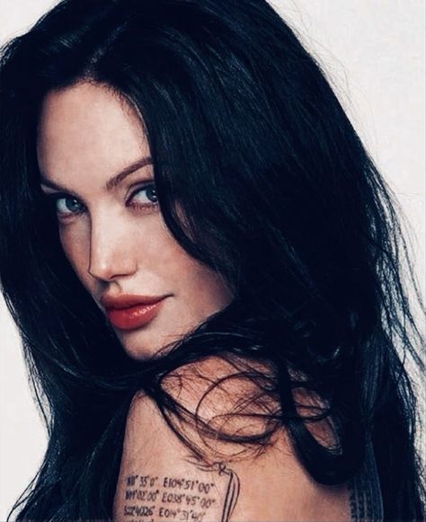 #angelina_jolie #jolie #hair #oldhollywoodglam #aesthetic #90s #glam #hairstyles #vampire #twilightcore #00s Explore the elegance of female forms and aesthetic photography. Angelina Jolie 00s, Angelina Jolie 90s Makeup, Angelina Jolie 90s Aesthetic, Angelina Jolie Aesthetic, Vampire Hairstyles, Jolie Aesthetic, Lisa Makeup, Topanga Lawrence, Dark Feminine Art