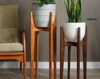 Mid Century Modern Plant Stand, Mid Century Modern Plants, Design Pot, Mid Century Plants, Indoor Plant Stand, Modern Plant Stand, Modern Style Design, Mid Century Modern Living Room, Mid Century Modern Interiors