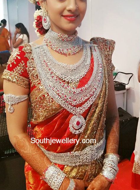 NRI businessman Ravi Pillai’s daughter Arathi in her engagement and wedding jewellery. For her engagement, Arathi adorned a beautiful ruby, diamond and kundan choker set. She dazzled in a complete bridal diamond jewellery set at her wedding which included a rich ruby diamond choker, huge layered diamond haram, diamond head piece, diamond earrings, diamond armlet, diamond bangles … Shilpa Reddy, Saree Bollywood, Bridal Outfit, Bridal Diamond Jewellery, Casual Chique, Indian Brides, Indian Bridal Wear, Bridal Fashion Jewelry, Wedding Jewellery Collection