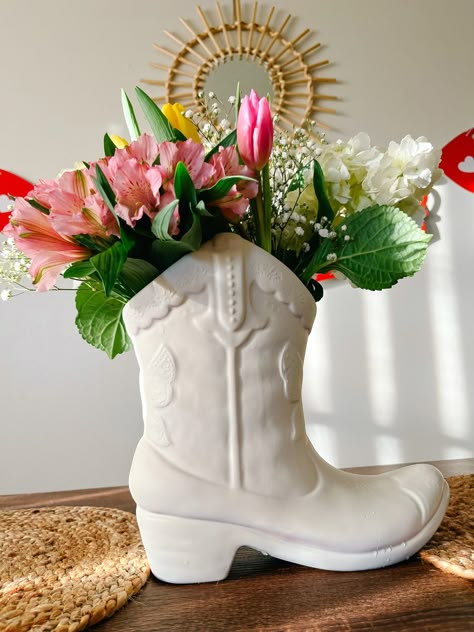 Fun College House Decor, Preppy Western Decor, Girly Country Bedroom, Bright Western Decor, Coastal Cowgirl Kitchen, Disco Cowgirl Bedroom Decor, Nashville Apartment Decor, Preppy College Bedroom, Cowboy Boot Flower Vase