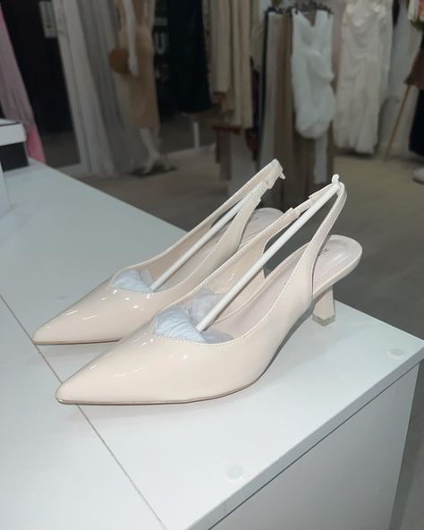 The classy go to shoes 🤩 Ivory Sling Back Pumps🤍🥂 Sizes: 5.5, 6, 6.5, 7, 7.5, 8, 8.5 & 9 🤩 Heel height: 2.6 inch. #belize Neutral Pumps, Sling Back Pumps, Girly Shoes, Apa Aja, Sling Back, Belize, 6 Inches, Heel Height, Make Up