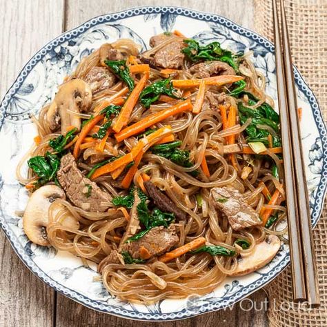 This Japchae (Jap Chae) Recipe is scrumptious! It's full of flavor, savory, and super addictive. The most popular dish at any potluck! Jap Chae Recipe, Japchae Recipe Korean, Korean Japchae, Jap Chae, Japchae Recipe, Koreansk Mad, Korean Stir Fry, Recipe Korean, Fry Noodles