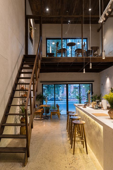 Mezanine Interior Design Restaurant, Loft Coffee Shop Design, Mezzanine Coffee Shop, Cafe House Design, Restaurant Mezzanine, Loft Coffee Shop, Mezanine Interior, Coffee Shop House, Industrial House Design