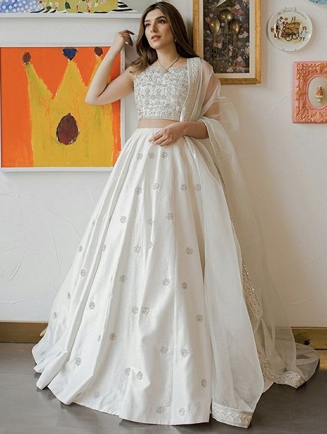 Simple Trendy Lehengas, White Ghagra Choli Simple, White Lehnga Outfit Aesthetic, White Bridal Indian Outfit, White Traditional Dress Indian, Simple Aesthetic Lehengas, Plain White Lehenga Simple, White Lehanga Design, White Dress Indian Simple