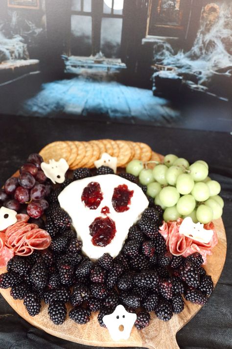 Step into the realm of eerie elegance this Halloween season with Nashville Wifestyles' Halloween-themed charcuterie board that's sure to make you scream with delight! We've conjured up the perfect blend of spooky and stylish, inspired by the classic Scream movie. Visit our site now to discover step-by-step instructions, tips and all the tricks you need to create a ghoulishly good Halloween charcuterie board that will have your guests screaming for more! Ghost Face Cheese Board, Scream Mask Charcuterie Board, Scream Movie Snacks, Black And White Charcuterie Board, Elegant Halloween Party Food, Spooky Charcuterie Board, Spooky Charcuterie, Halloween Charcuterie Board, Halloween Charcuterie