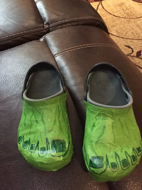 DIY No-sew Hulk feet using crocs and green painters tape! Diy Hulk Costume For Boys, Diy Hulk Costume, Superhero Costume Ideas, Diy Costumes Kids Boys, Hulk Costume, Costumes For Teenage Girl, Teenage Halloween Costumes, Shrek Jr, Superhero Halloween Costumes