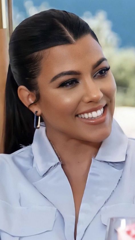 Kourtney Kardashian Ponytail, Kourtney Kardashian Hairstyles, Middle Part High Ponytail, Kim Kardashian Ponytail, Kourtney Kardashian Hair, Estilo Kardashian, Slicked Back Ponytail, Kardashian Hair, Brown Girls Makeup