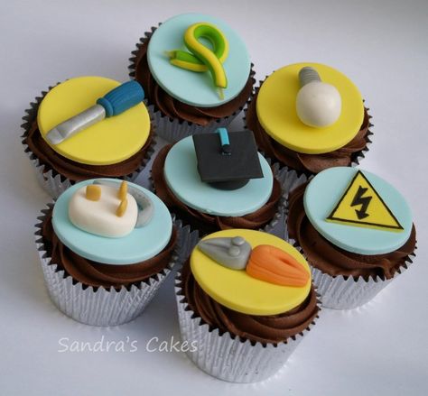 Electrician Cupcakes - maybe for Dad's birthday Floral Cake Birthday, Computer Cake, Fathers Day Cupcakes, 21st Cake, Class Mates, Creative Cupcakes, Tool Cake, Cool Birthday Cakes, Novelty Cakes