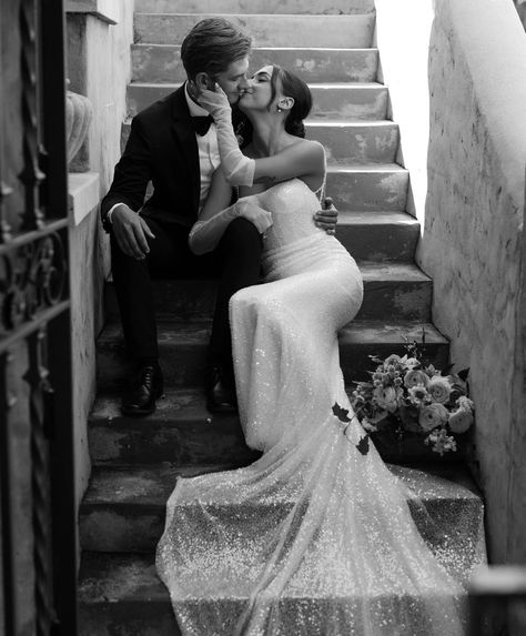 Steamy Wedding Photos, Glamour Wedding Photography, Wedding Photo Ideas Stairs, Old Money Wedding Photos, Sultry Wedding Photos, Spicy Elevator Wedding Photos, Saucy Wedding Photos, Bride Photoshoot Ideas, Tuscany Elopement