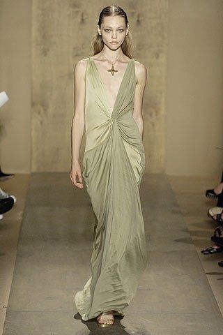 Donna Karan Spring 2007 Ready-to-Wear Collection Photos - Vogue Ancient Greek Clothing, Grecian Wedding Dress, Grecian Wedding, Sasha Pivovarova, Timeless Wedding Dress, Bridal Shower Outfit, New York Spring, Red Carpet Gowns, Roman Fashion