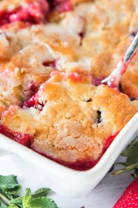 Best Strawberry Cobbler Recipe is made of sweet and tart flavors that mingle together, served with a large scoop of vanilla ice cream! #strawberrycobbler #beststrawberrycobbler #berrycobbler #reluctantentertainer Rasberry Cobbler, Raspberry Cobbler Recipe, Strawberry Cobbler Recipe, Cobbler With Bisquick, Strawberry Cobbler Recipes, Raspberry Cobbler, Easy Blueberry Cobbler, Cobbler Recipes Easy, Cobbler Easy