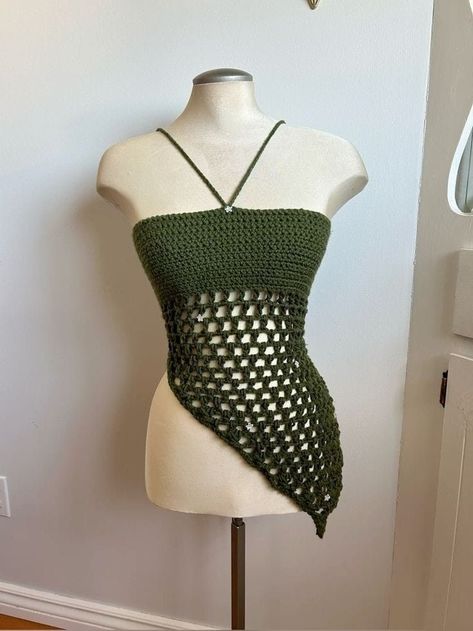 Green And White Crochet Top, Green Crochet Clothes, Crochet Tops For Summer, Earthy Crochet Projects, Crochet Projects Clothing, Crochet Green Top, Cute Crochet Tops Summer Outfits, Beach Crochet Ideas, Crochet Ideas Top