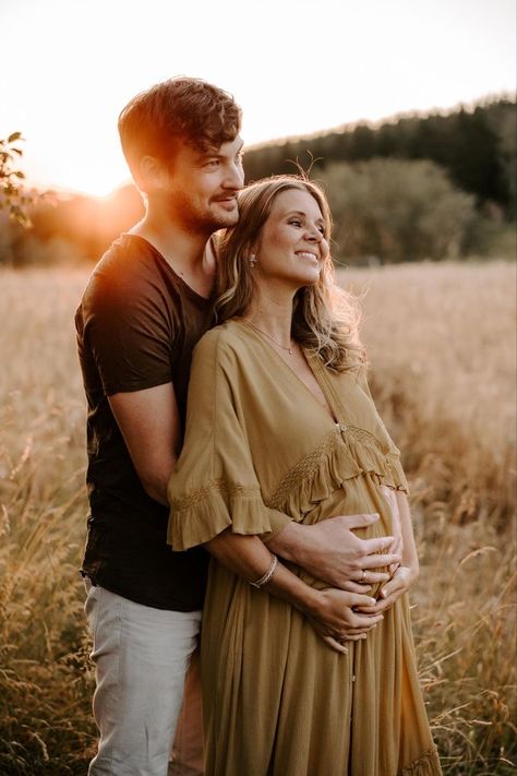 First Maternity Photoshoot, Pregnant Couple Outdoor, Emotive Maternity Photography, Maternity Photography With Sonography, Photography Maternity Poses, Individual Maternity Poses, Maternity Photography With Older Sibling, Maternity Photoshoot Poses Couples, Maternity Couples Poses