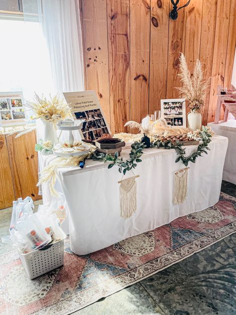 Vendor table in boho style. Event Planner Booth Display, Fall Craft Show Set Up, Business Event Table Display Ideas, Bridal Show Table Ideas, Wedding Expo Table Display, Promotional Table Display Ideas, Information Table Display Ideas, Grand Opening Ideas Business, Event Table Set Up Ideas Business